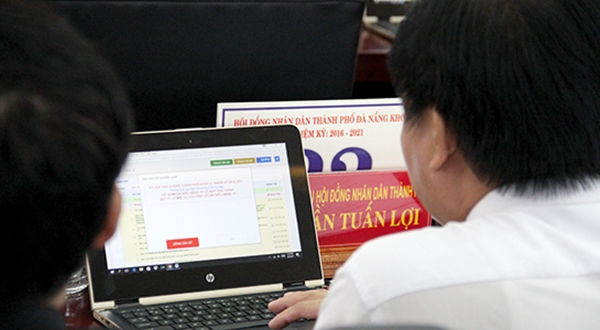 Đại biểu HĐND TP.Đà Nẵng biểu quyết bằng các lựa chọn trên máy tính được bố trí sẵn - Ảnh: Lê Đình Dũng